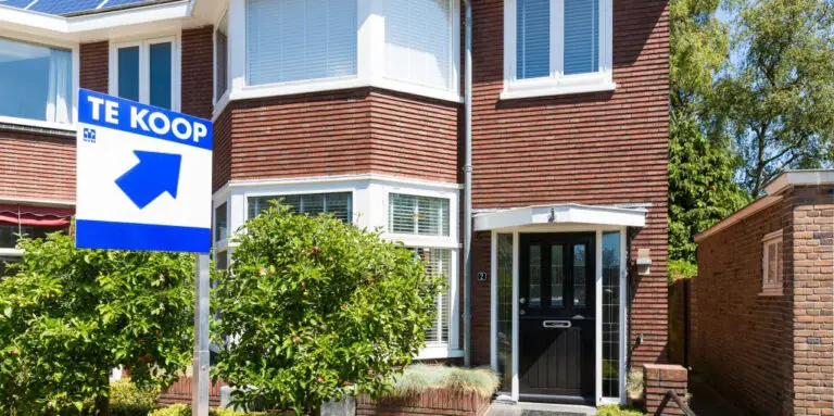 Koopwoning met Te Koop-bord bij een scheiding